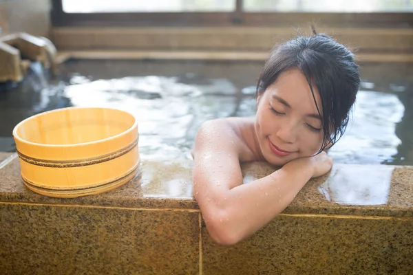 Ung kvinna i japanska onsen — Stockfoto