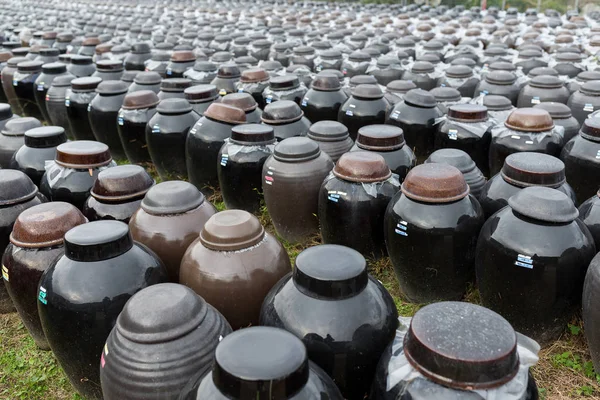 日本の樽での醸造酢の製造 — ストック写真