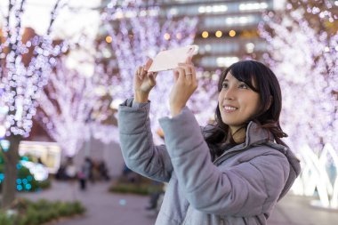 Kadın alarak fotoğraf gece Noel dekorasyonu ile