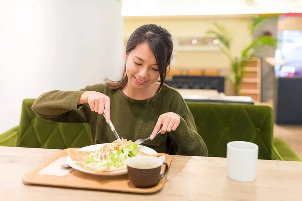 Woman enjoy her lunch — Stock Photo, Image