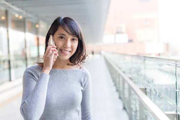 Donna fare una chiamata sul cellulare — Foto Stock