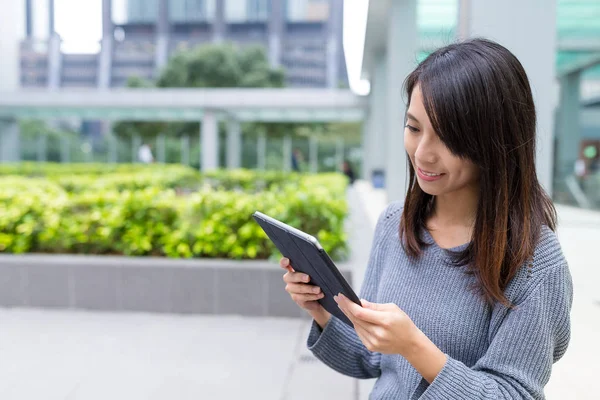 Vrouw kijken naar digitale tablet bij buiten — Stockfoto