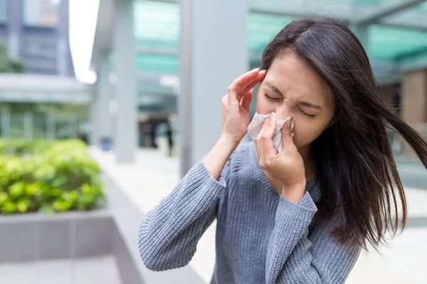 Asian young woman sneeze — Stock Photo, Image