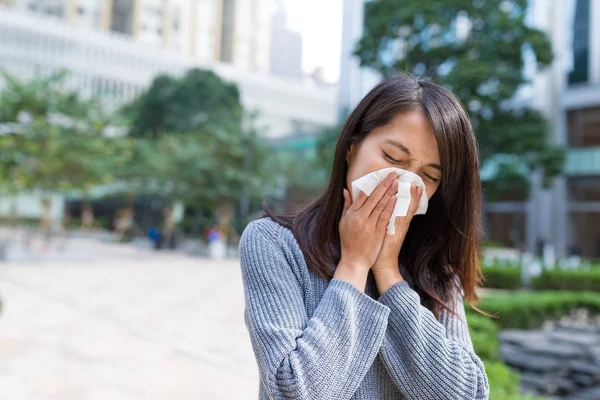 Mujer sintiéndose enferma — Foto de Stock