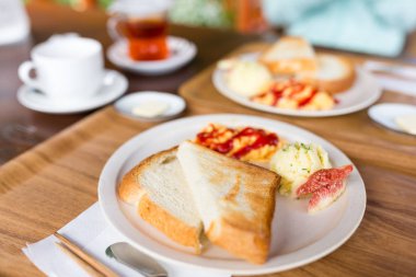 Ahşap masa tabakta Servis Kahvaltı