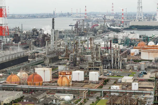 Distrito industrial en la ciudad de Yokkaichi — Foto de Stock