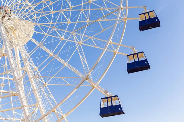 Ferris wheel under blue sky — Stock Photo, Image