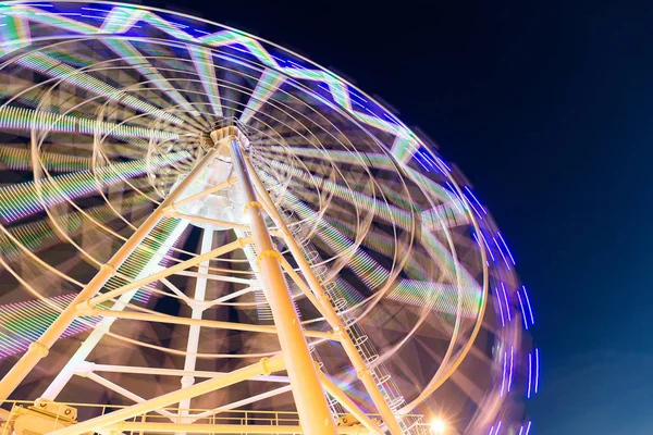 Roda gigante em movimento à noite — Fotografia de Stock