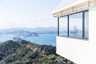 Cep telefonu alarak fotoğraf için kullanan kadın