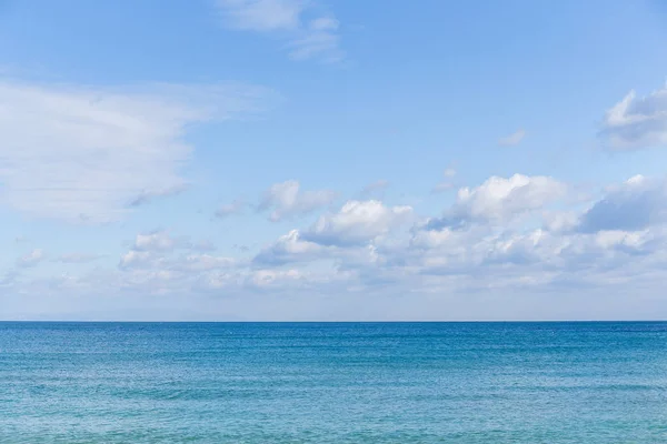 天空和蓝色的海洋 — 图库照片