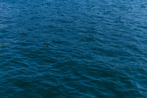 Superficie azul marino con olas — Foto de Stock