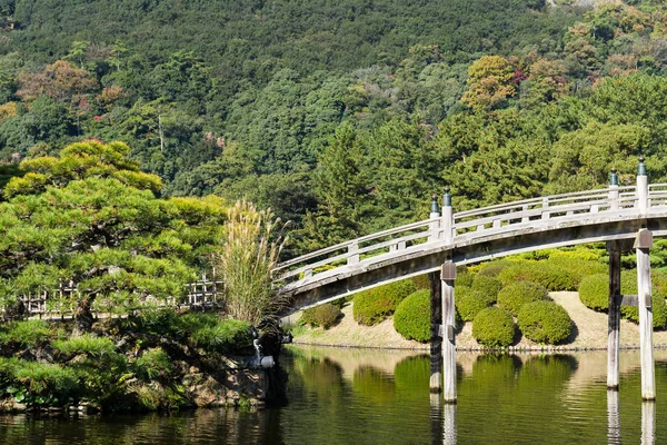 Ritsurin Jardín y puente de madera —  Fotos de Stock