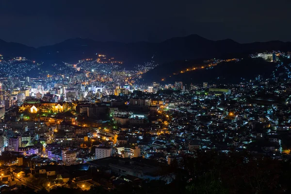 Nagasaki by i Japan om natten - Stock-foto