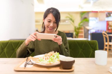 Kadın alarak fotoğraf daha önce zevk onun salata