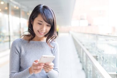 cep telefonu kullanan kadın