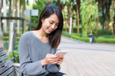 park adlı cep telefonu kullanan kadın