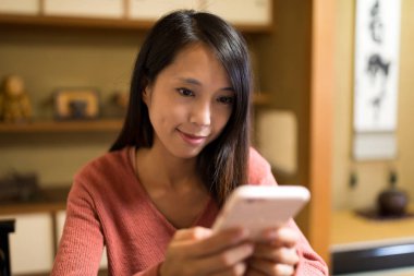 Japon lokantasında cep telefonu kullanan kadın 