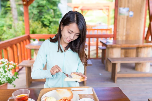 Esting kahvaltı yapıyor kadın