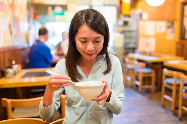 Žena s polévka v japonské restauraci — Stock fotografie