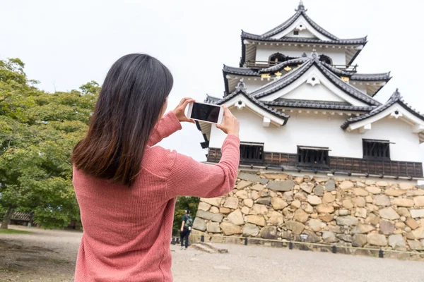 Mujer tomando fotos en el Castillo de Hikone —  Fotos de Stock