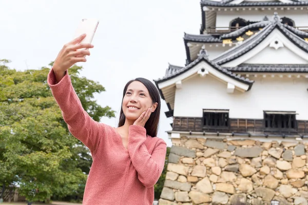 Mujer tomando selfie por teléfono móvil en el castillo de Hikone —  Fotos de Stock