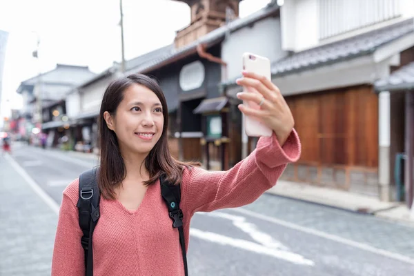 Mujer tomando selfie en la calle japonesa —  Fotos de Stock