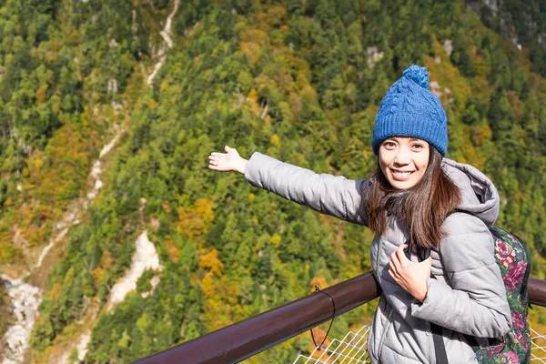 女性の行く立山旅行 — ストック写真