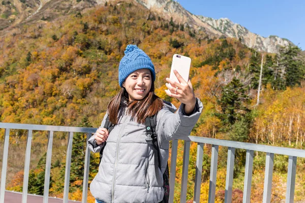 Kobieta, biorąc selfie w Mount Tate — Zdjęcie stockowe