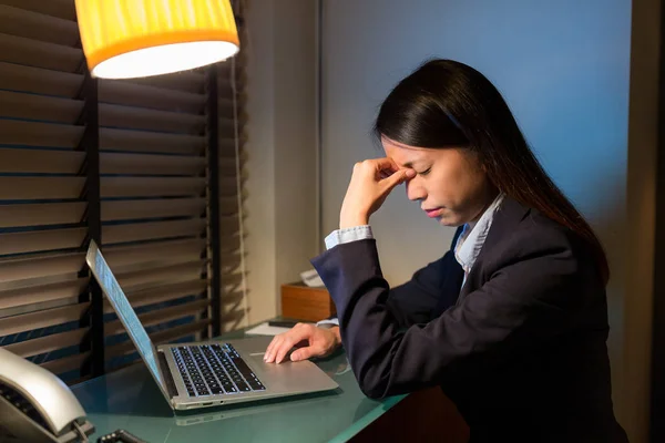 Mujer de negocios sintiendo dolor de cabeza en casa — Foto de Stock