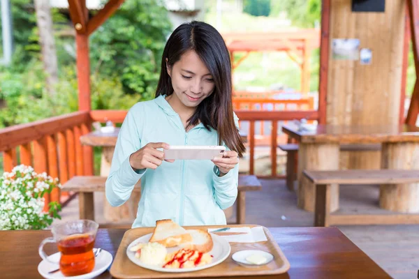 Femme prenant une photo avant sur son petit déjeuner — Photo