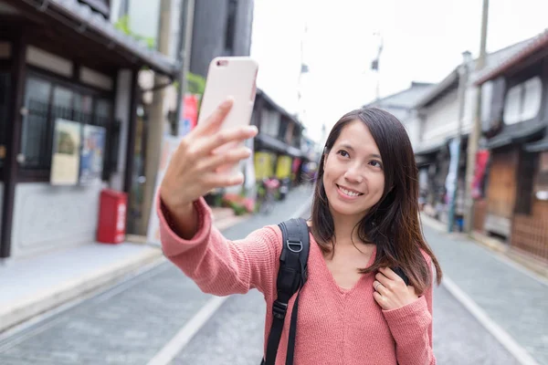 Женщина снимает себя на мобильный телефон — стоковое фото