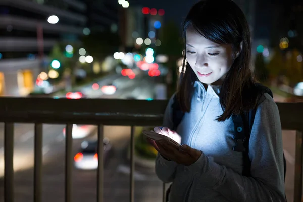 Mulher usando celular à noite — Fotografia de Stock