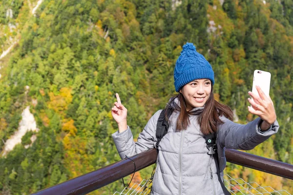 Frau macht Selfie mit Handy im Auto — Stockfoto