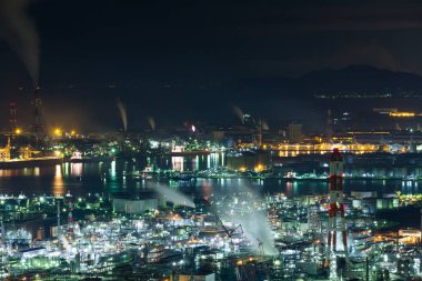Japonya Mizushima endüstriyel alanda gece