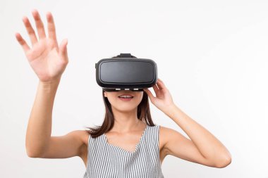 Sanal gerçeklik kask ile izlerken kadın