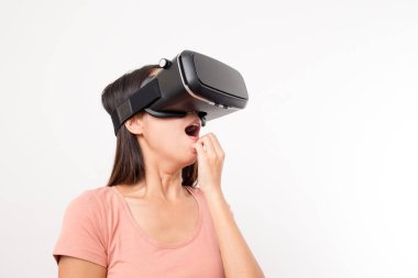 Yine de sanal gerçeklik gözlük arıyorum ve korkunç duygu kadın