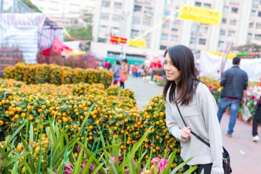Seçme kadın narenciye saksı