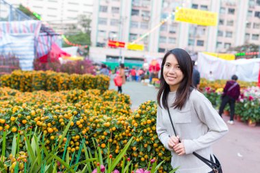 Çiçek pazarı kadında