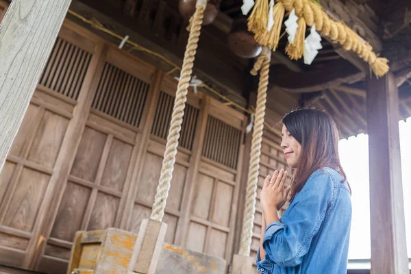 Kvinnan ber i japanska tempel — Stockfoto