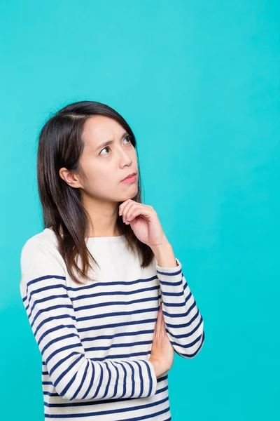 Mujer asiática pensando en algo —  Fotos de Stock