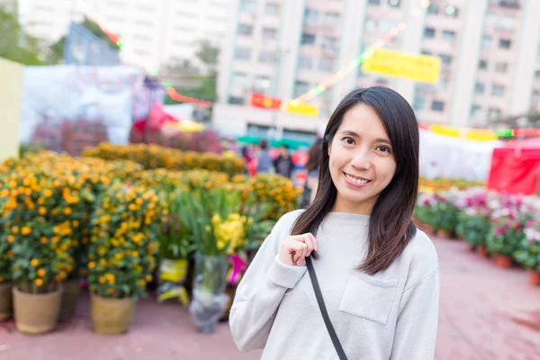 Kvinna gå kinesiska marknaden i Lunar new year — Stockfoto
