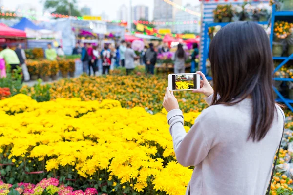 Frau fotografiert auf Blumenmarkt — Stockfoto