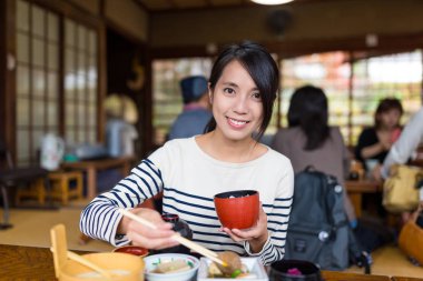 Kadın zevk yemeğini Japon lokantasında