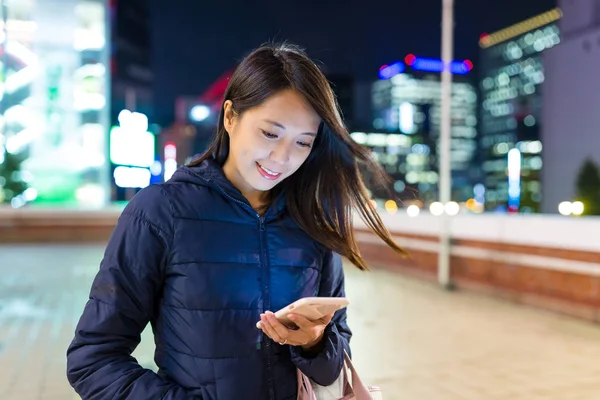 Žena, používání mobilního telefonu na venkovní — Stock fotografie