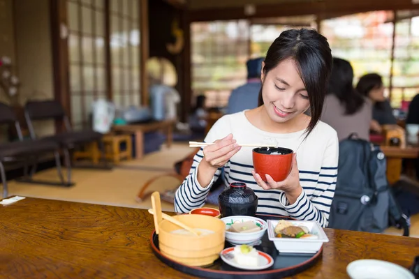 Donna che mangia nel ristorante giapponese — Foto Stock