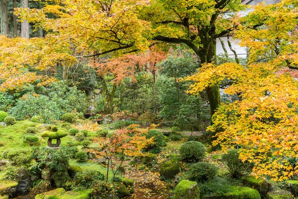 Temple japonais avec beau jardin — Photo