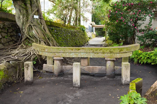 Kurojin は、公園で鳥居を埋葬 — ストック写真