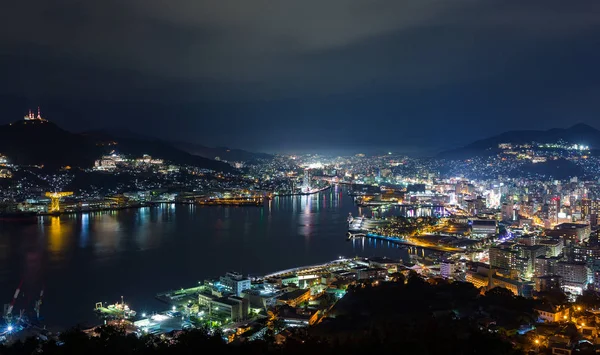 Nagasaki City in Japan's nachts — Stockfoto