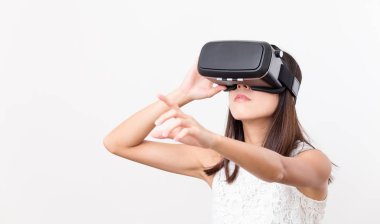 VR aygıtla izlerken kadın 