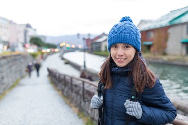 Otaru şehirde kadın